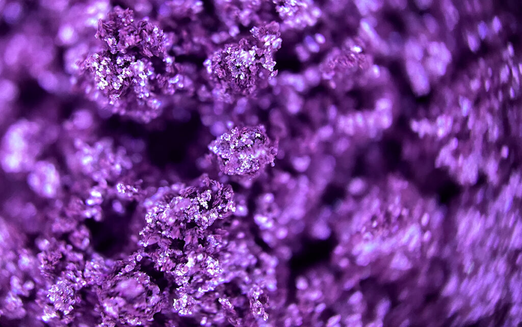 ستايلك مع حجر الجمشت: فوائده وعلاقته بالشاكرات والأبراج